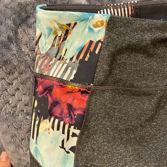 Like New adorable grey and floral Calia leggings szM - Picture 6 of 11